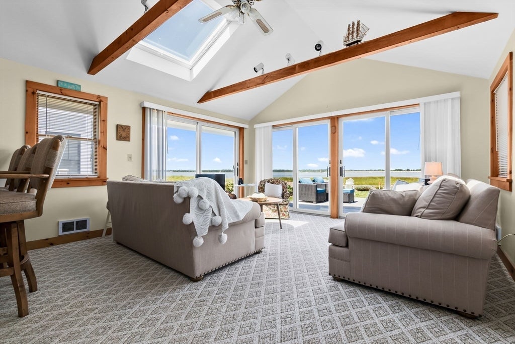 Newburyport, Massachusetts, 01950, United States, 2 Bedrooms Bedrooms, ,1 BathroomBathrooms,Residential,Active,1920272