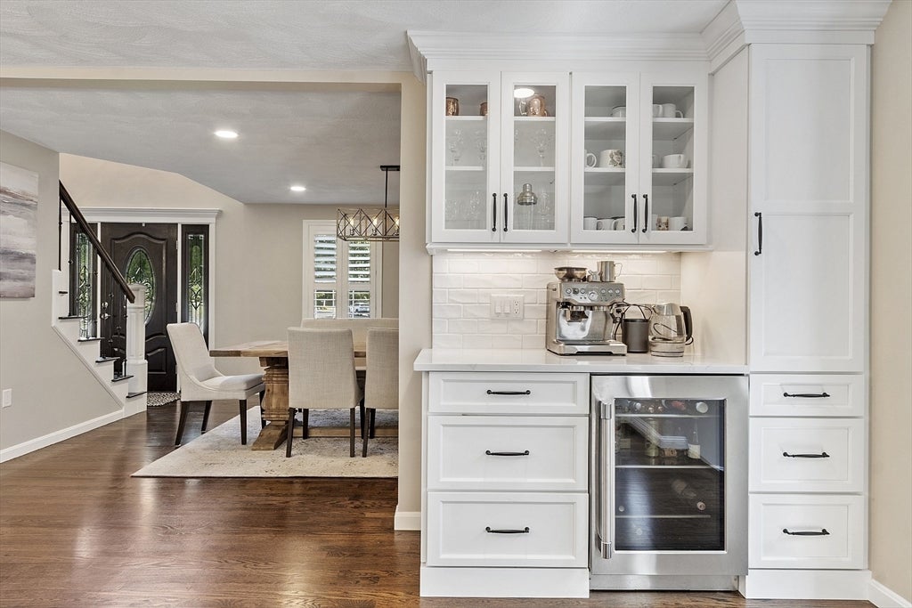 Middleton, Massachusetts, 01949, United States, 4 Bedrooms Bedrooms, ,4 BathroomsBathrooms,Residential,Active,1941131