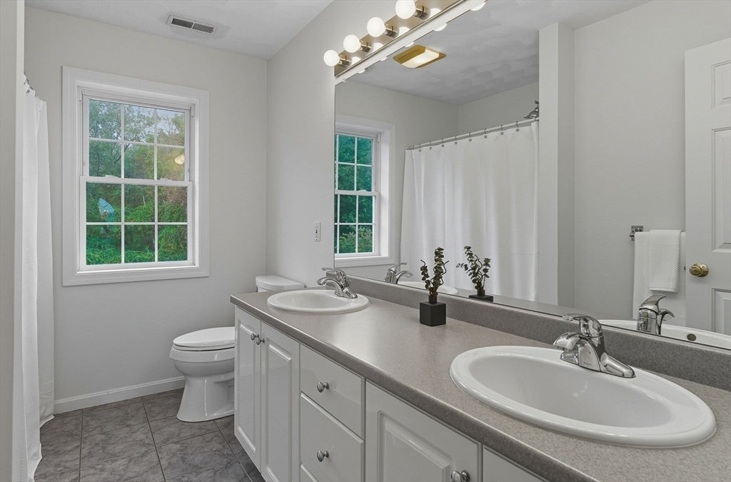 Westford, Massachusetts, 01886, United States, 4 Bedrooms Bedrooms, ,4 BathroomsBathrooms,Residential,Active,1971779