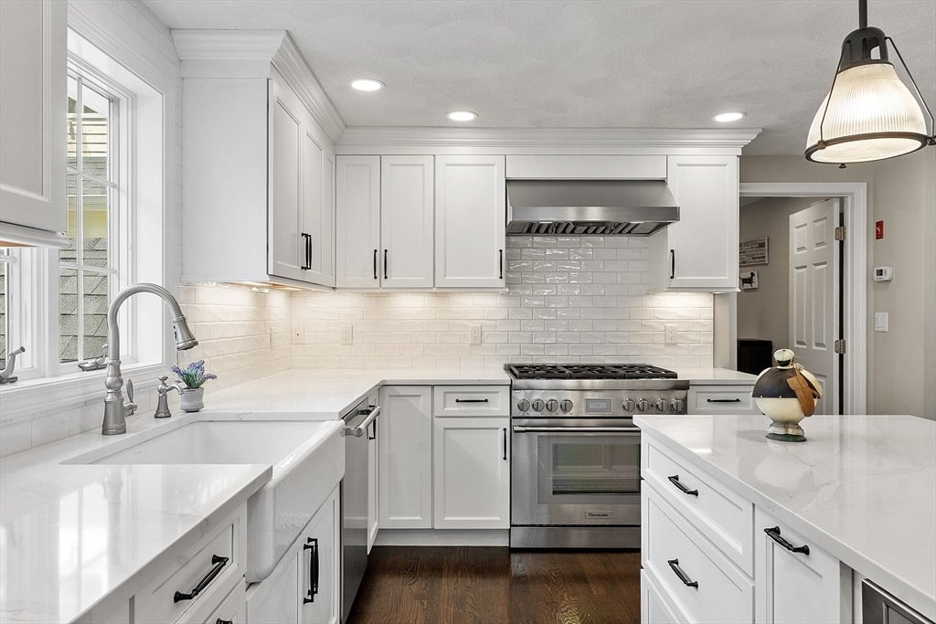 Middleton, Massachusetts, 01949, United States, 4 Bedrooms Bedrooms, ,4 BathroomsBathrooms,Residential,Active,1941131