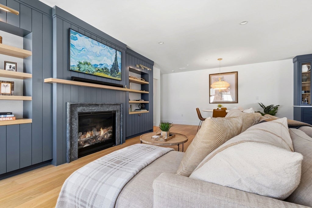 Newburyport, Massachusetts, 01950, United States, 3 Bedrooms Bedrooms, ,3 BathroomsBathrooms,Residential,Active,2045757