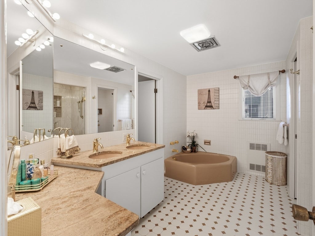 Newburyport, Massachusetts, 01950, United States, 3 Bedrooms Bedrooms, ,3 BathroomsBathrooms,Residential,Active,2045626