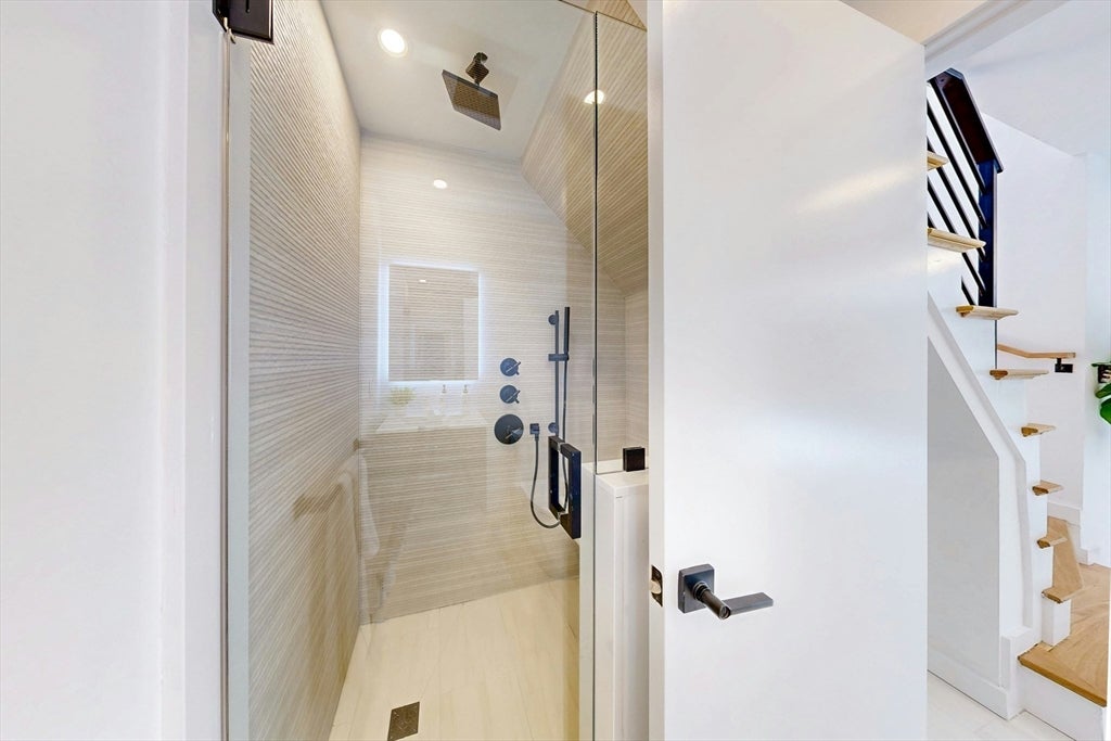 Cambridge, Massachusetts, 02141, United States, 4 Bedrooms Bedrooms, ,5 BathroomsBathrooms,Residential,Active,1945450