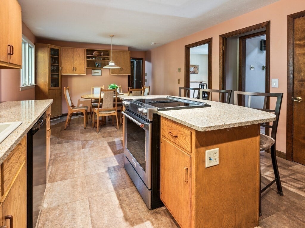 Shrewsbury, Massachusetts, 01545, United States, 4 Bedrooms Bedrooms, ,5 BathroomsBathrooms,Residential,Active,1968373