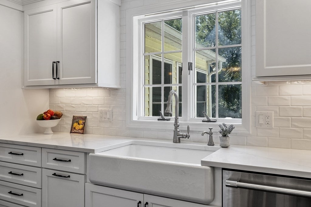 Middleton, Massachusetts, 01949, United States, 4 Bedrooms Bedrooms, ,4 BathroomsBathrooms,Residential,Active,1941131