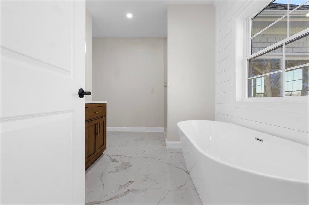 Dartmouth, Massachusetts, 02748, United States, 5 Bedrooms Bedrooms, ,4 BathroomsBathrooms,Residential,Active,1997881