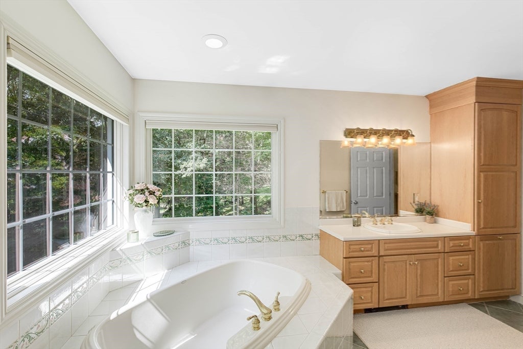 Ipswich, Massachusetts, 01938, United States, 4 Bedrooms Bedrooms, ,3 BathroomsBathrooms,Residential,Active,1922346