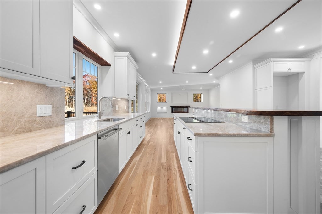 Hopkinton, Massachusetts, 01748, United States, 5 Bedrooms Bedrooms, ,6 BathroomsBathrooms,Residential,Active,1990661