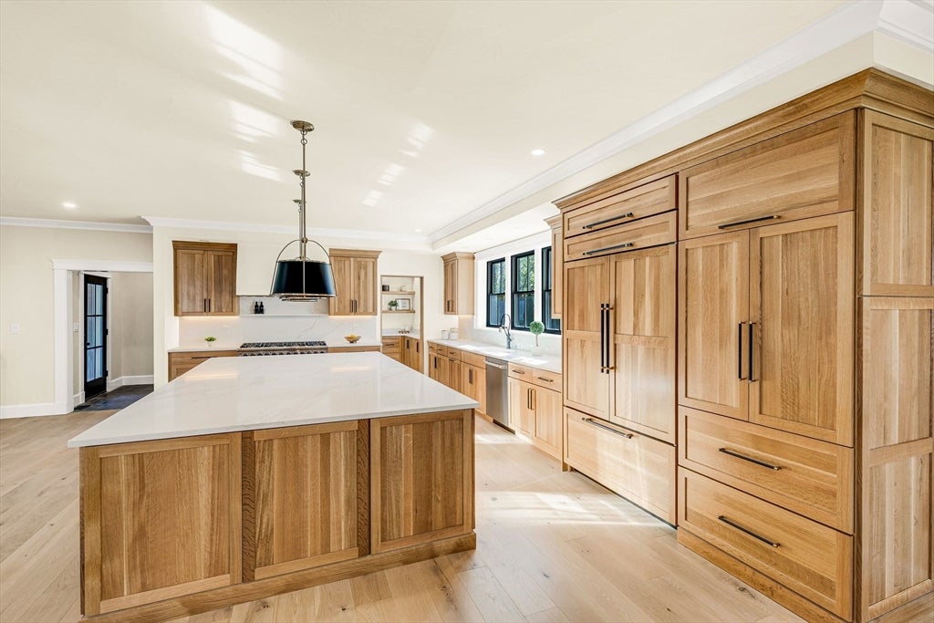 Newburyport, Massachusetts, 01950, United States, 4 Bedrooms Bedrooms, ,6 BathroomsBathrooms,Residential,Active,2043835