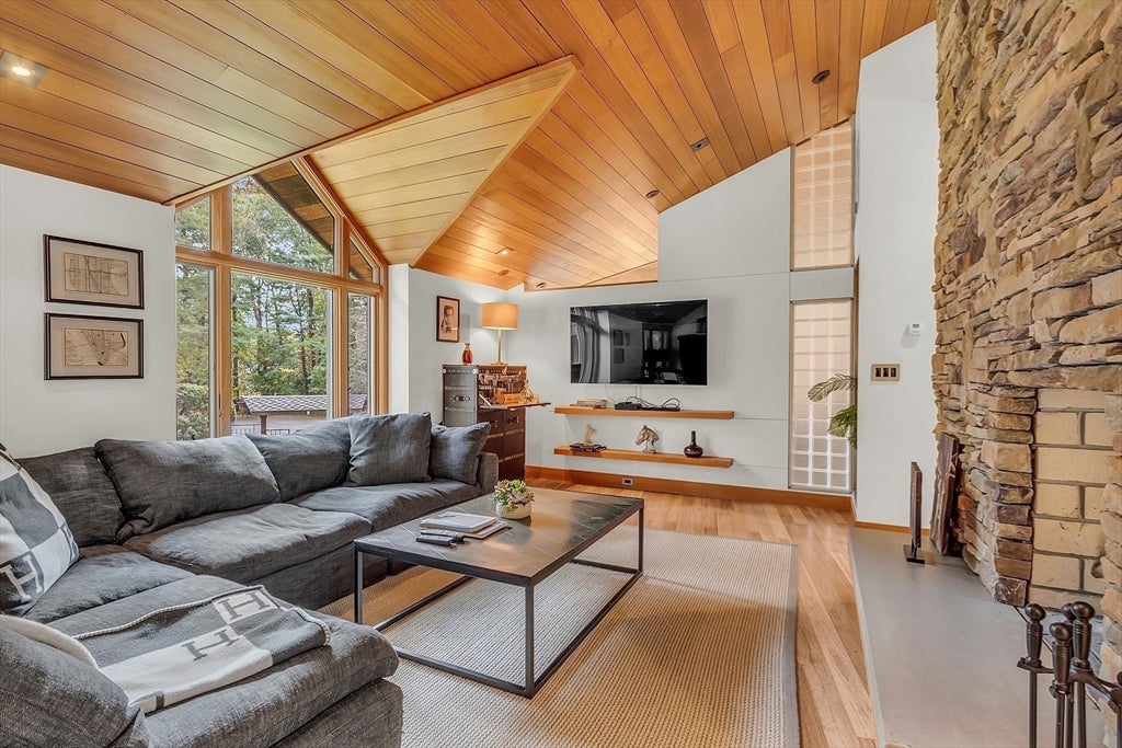 Lynnfield, Massachusetts, 01940, United States, 4 Bedrooms Bedrooms, ,3 BathroomsBathrooms,Residential,Active,1885013