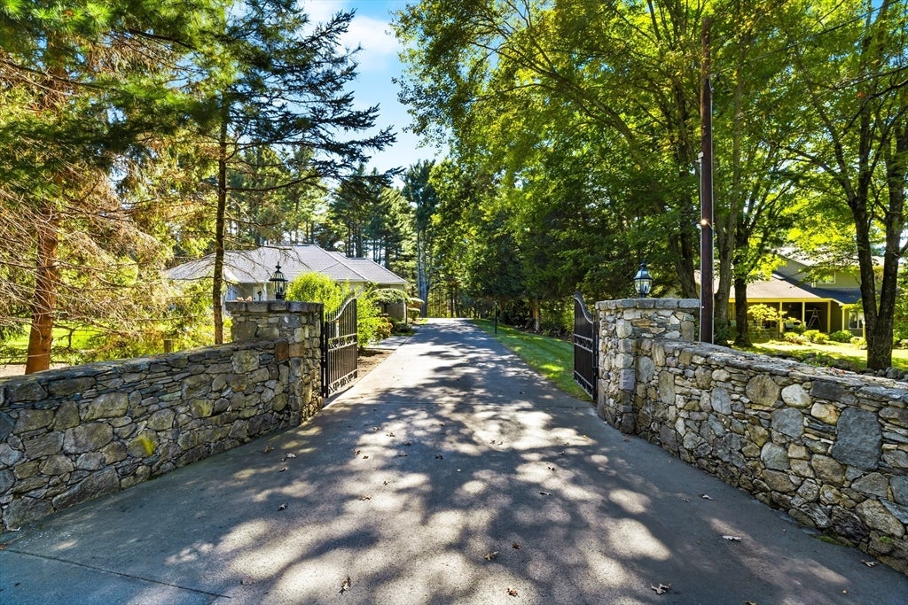Smithfield, Rhode Island, 02917, United States, 3 Bedrooms Bedrooms, ,2 BathroomsBathrooms,Residential,Active,1963267