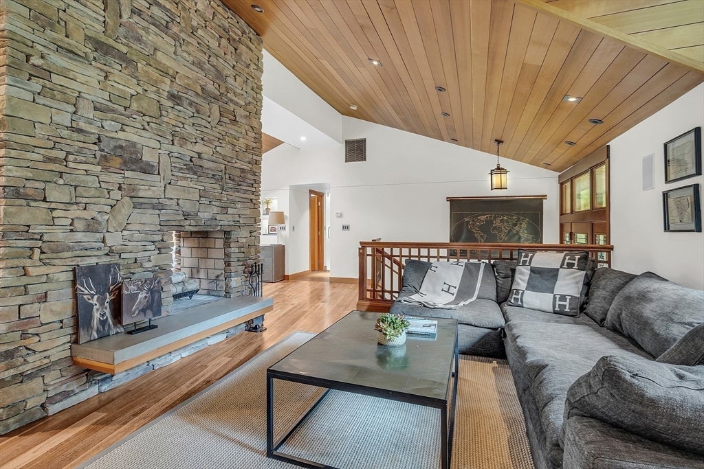Lynnfield, Massachusetts, 01940, United States, 4 Bedrooms Bedrooms, ,3 BathroomsBathrooms,Residential,Active,1885013