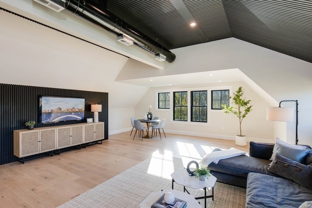 Newburyport, Massachusetts, 01950, United States, 4 Bedrooms Bedrooms, ,6 BathroomsBathrooms,Residential,Active,2043835