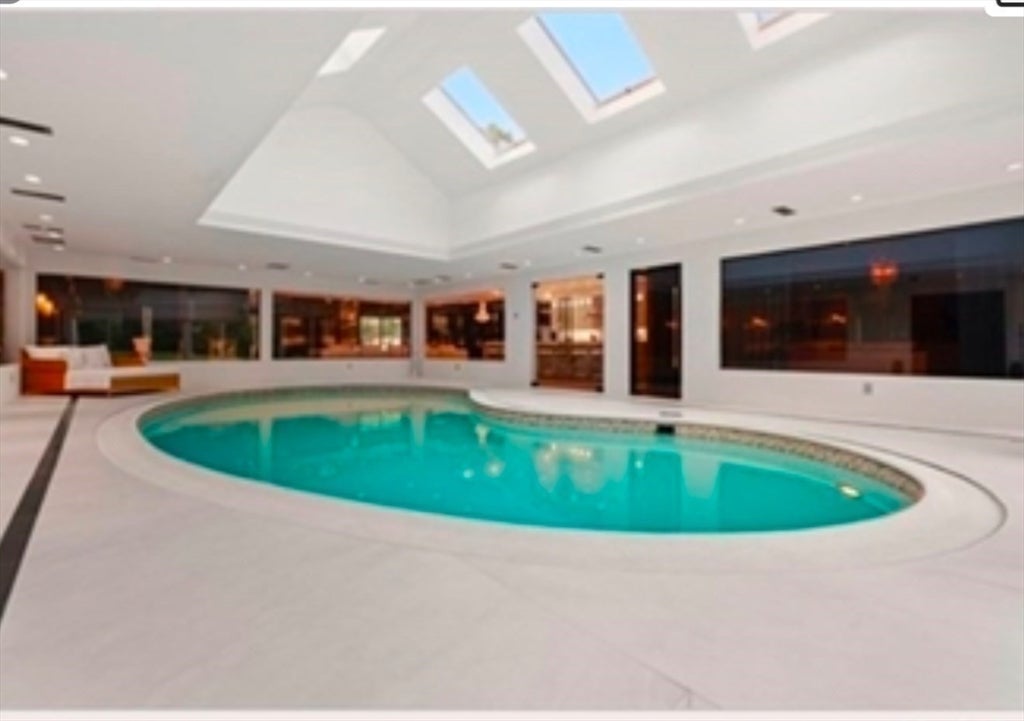 Easton, Massachusetts, 02375, United States, 4 Bedrooms Bedrooms, ,5 BathroomsBathrooms,Residential,Active,1973645