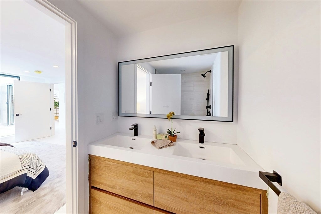 Cambridge, Massachusetts, 02141, United States, 4 Bedrooms Bedrooms, ,5 BathroomsBathrooms,Residential,Active,1945450