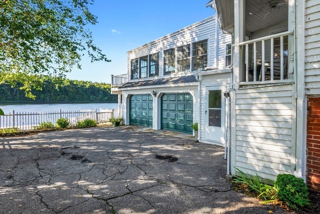 Amesbury, Massachusetts, 01913, United States, 3 Bedrooms Bedrooms, ,3 BathroomsBathrooms,Residential,Active,1929678