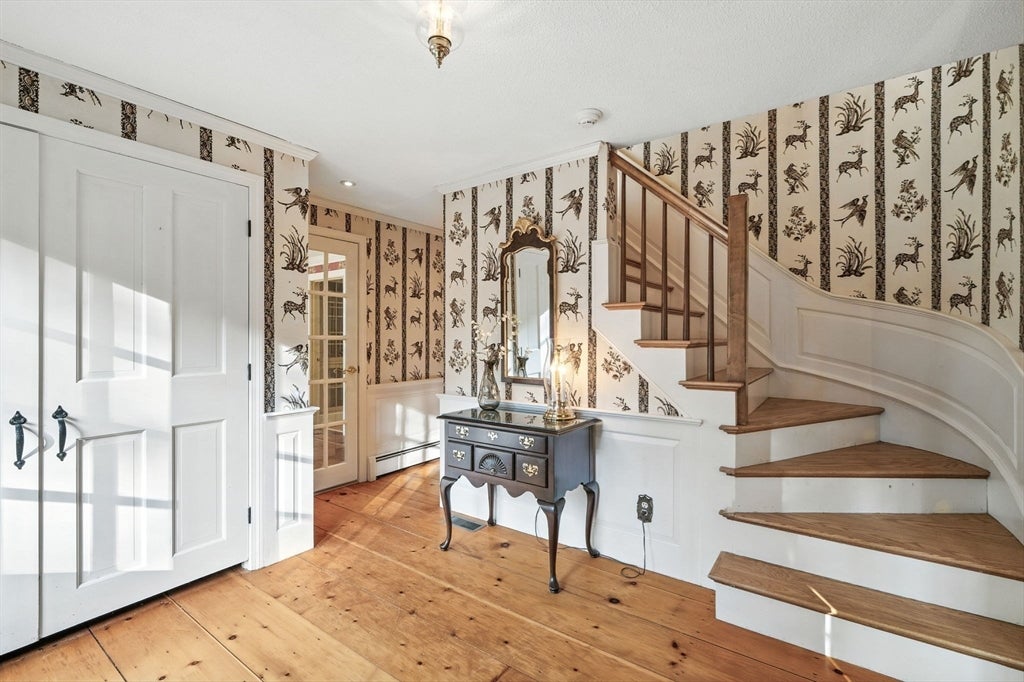 Topsfield, Massachusetts, 01983, United States, 6 Bedrooms Bedrooms, ,4 BathroomsBathrooms,Residential,Active,1936130