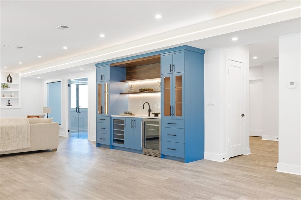 Newton, Massachusetts, 02461, United States, 5 Bedrooms Bedrooms, ,4 BathroomsBathrooms,Residential,Active,2013410