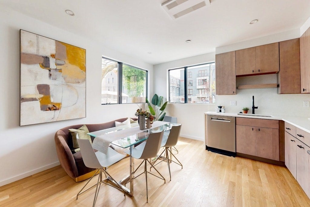 Cambridge, Massachusetts, 02141, United States, 3 Bedrooms Bedrooms, ,3 BathroomsBathrooms,Residential,Active,1945532