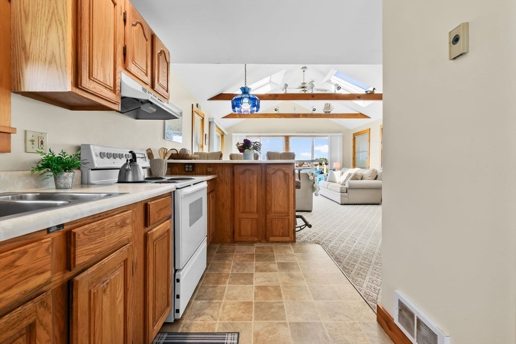 Newburyport, Massachusetts, 01950, United States, 2 Bedrooms Bedrooms, ,1 BathroomBathrooms,Residential,Active,1920272