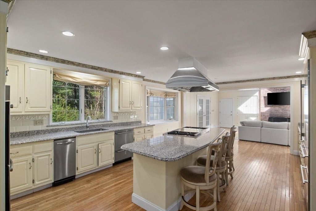 Medfield, Massachusetts, 02052, United States, 5 Bedrooms Bedrooms, ,4 BathroomsBathrooms,Residential,Active,1790178