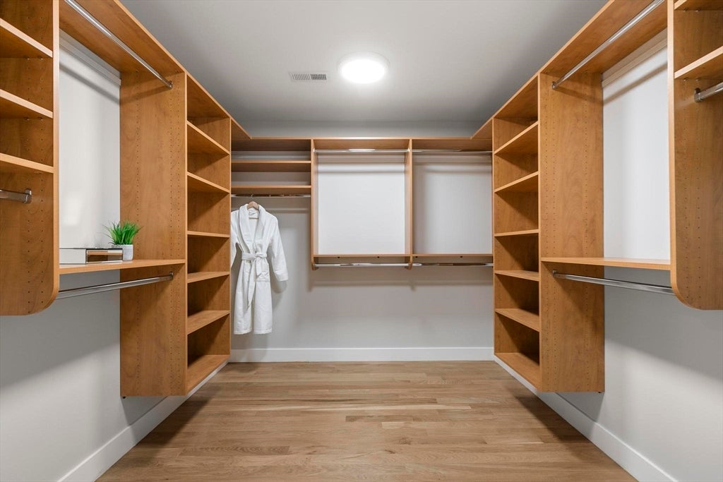 Burlington, Massachusetts, 01803, United States, 5 Bedrooms Bedrooms, ,5 BathroomsBathrooms,Residential,Active,1909077