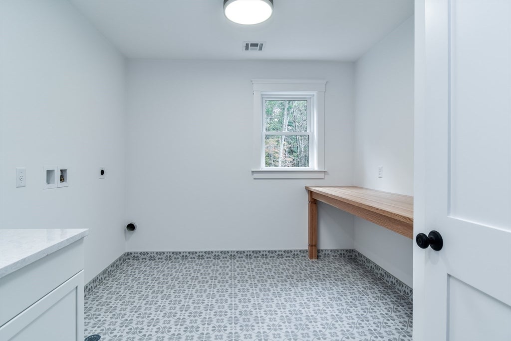 Hopkinton, Massachusetts, 01748, United States, 5 Bedrooms Bedrooms, ,6 BathroomsBathrooms,Residential,Active,1990661