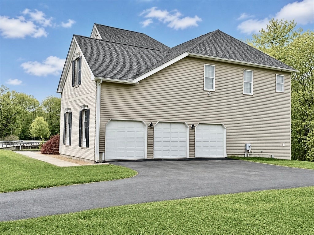 Bellingham, Massachusetts, 02019, United States, 4 Bedrooms Bedrooms, ,4 BathroomsBathrooms,Residential,Active,2045545