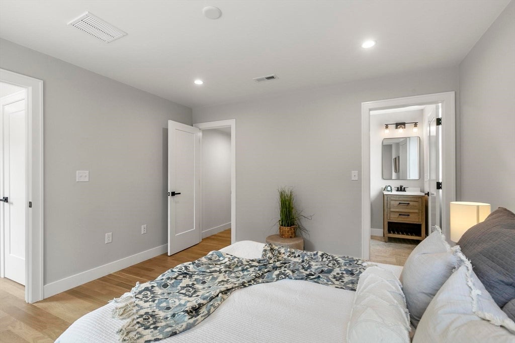 Burlington, Massachusetts, 01803, United States, 5 Bedrooms Bedrooms, ,5 BathroomsBathrooms,Residential,Active,1909077