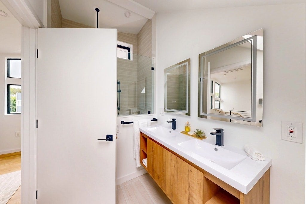 Cambridge, Massachusetts, 02141, United States, 3 Bedrooms Bedrooms, ,3 BathroomsBathrooms,Residential,Active,1945532