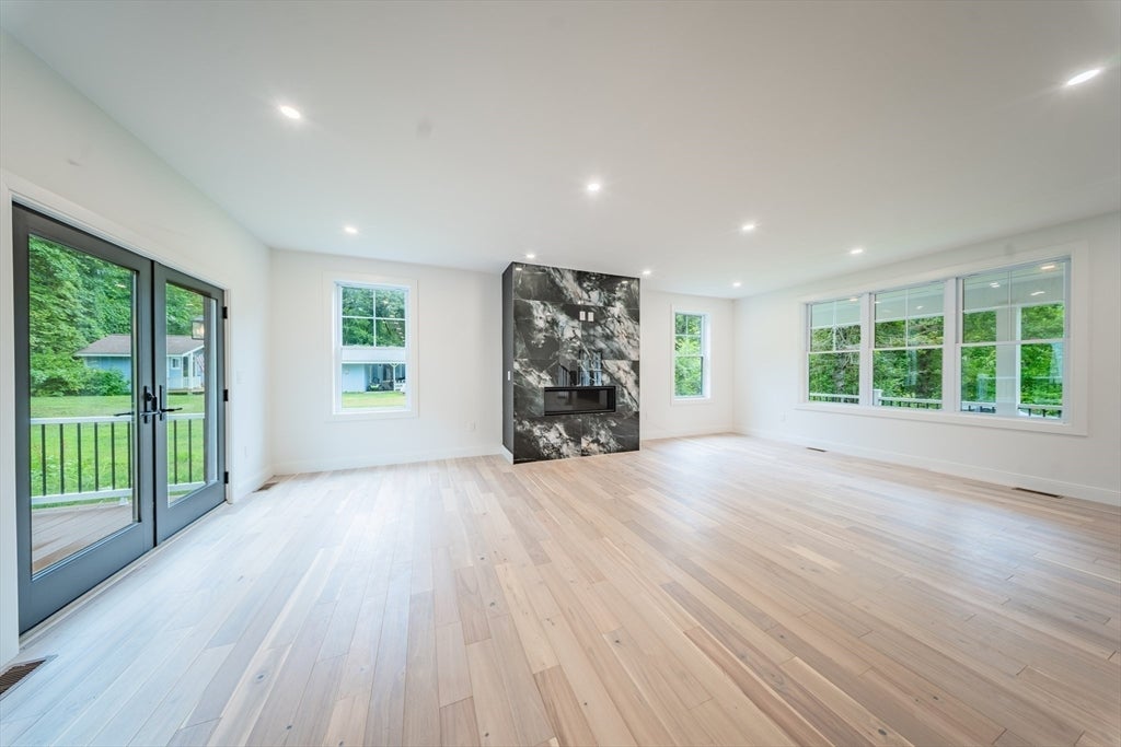 Southborough, Massachusetts, 01772, United States, 4 Bedrooms Bedrooms, ,5 BathroomsBathrooms,Residential,Active,2007207