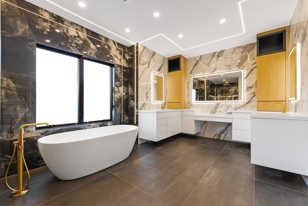 Newton, Massachusetts, 02461, United States, 5 Bedrooms Bedrooms, ,4 BathroomsBathrooms,Residential,Active,2013433