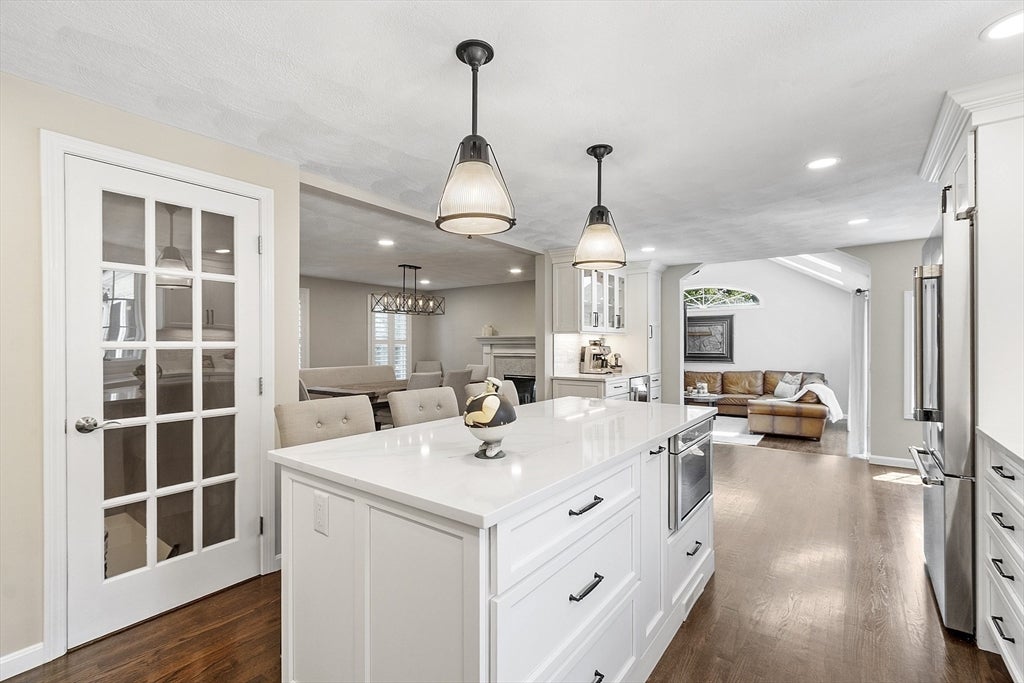 Middleton, Massachusetts, 01949, United States, 4 Bedrooms Bedrooms, ,4 BathroomsBathrooms,Residential,Active,1941131