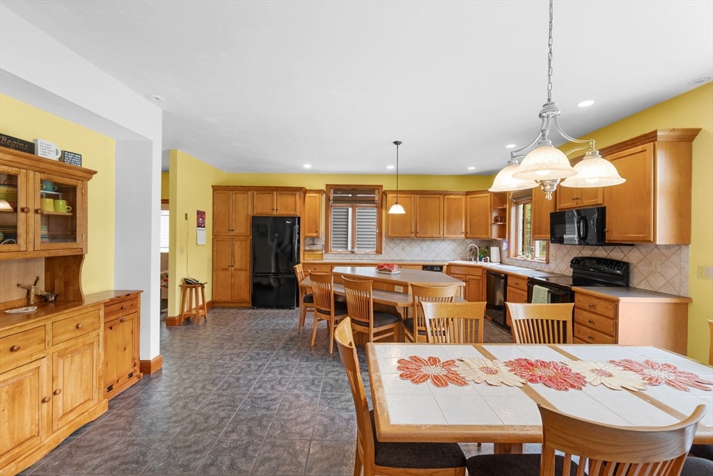 Middleboro, Massachusetts, 02346, United States, 4 Bedrooms Bedrooms, ,5 BathroomsBathrooms,Residential,Active,1858668
