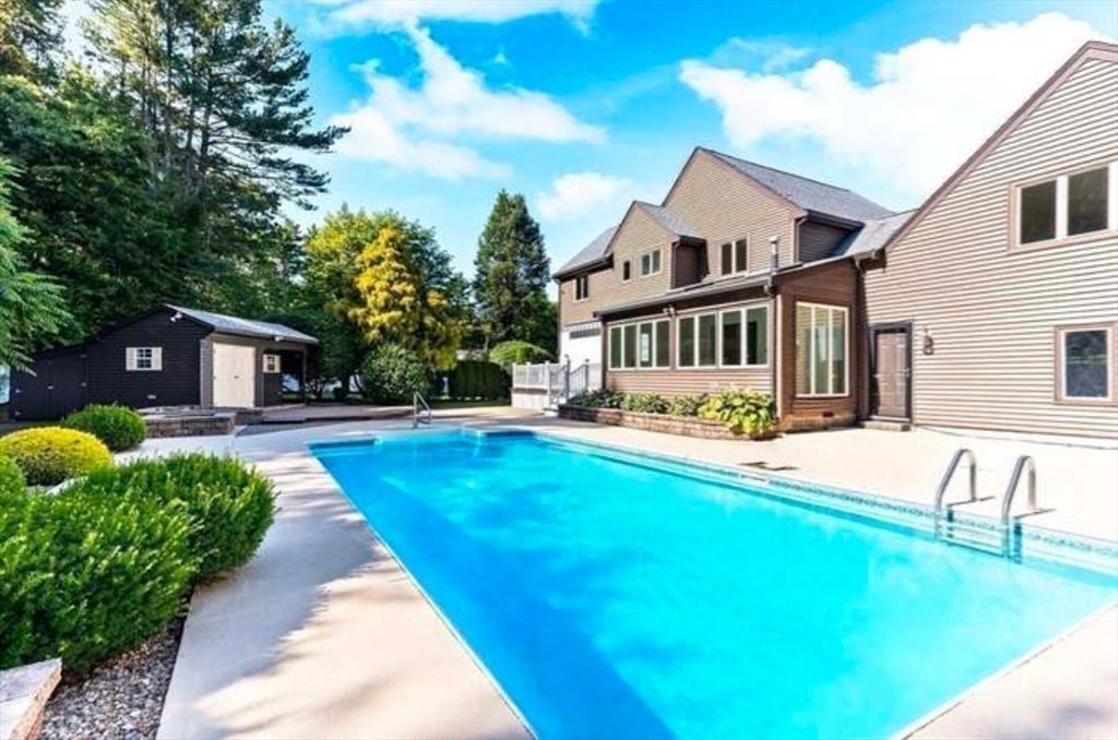 Easton, Massachusetts, 02375, United States, 5 Bedrooms Bedrooms, ,3 BathroomsBathrooms,Residential,Active,1954420