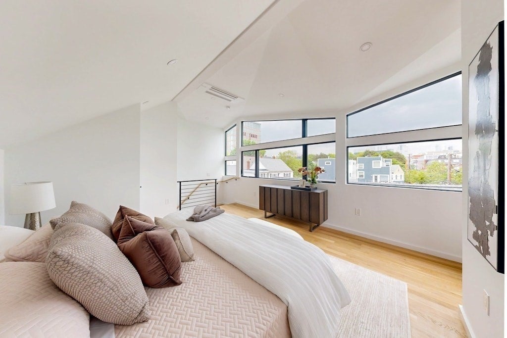 Cambridge, Massachusetts, 02141, United States, 3 Bedrooms Bedrooms, ,3 BathroomsBathrooms,Residential,Active,1945532