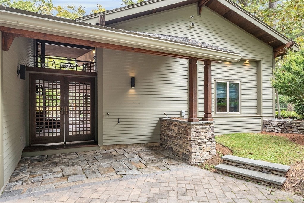 Lynnfield, Massachusetts, 01940, United States, 4 Bedrooms Bedrooms, ,3 BathroomsBathrooms,Residential,Active,1885013