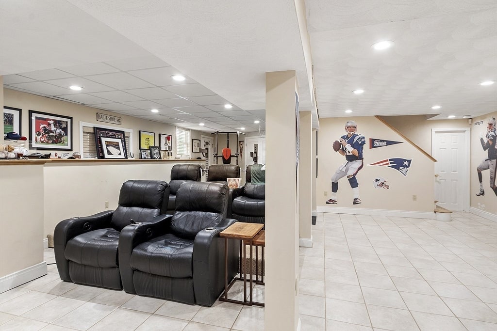 Middleton, Massachusetts, 01949, United States, 4 Bedrooms Bedrooms, ,4 BathroomsBathrooms,Residential,Active,1941131