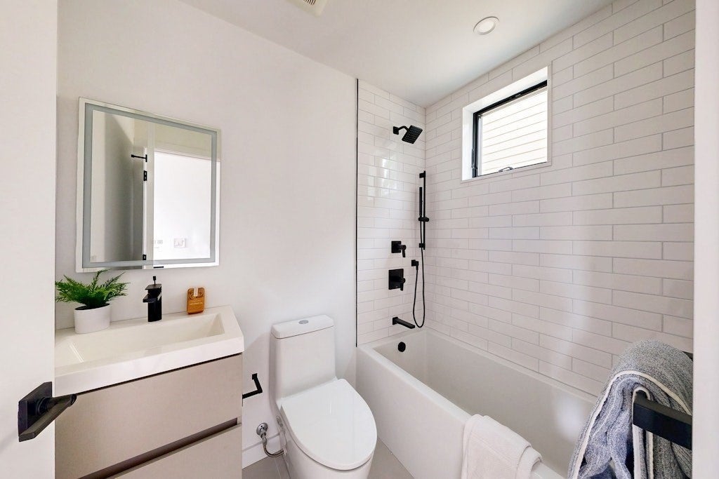 Cambridge, Massachusetts, 02141, United States, 3 Bedrooms Bedrooms, ,3 BathroomsBathrooms,Residential,Active,1945532