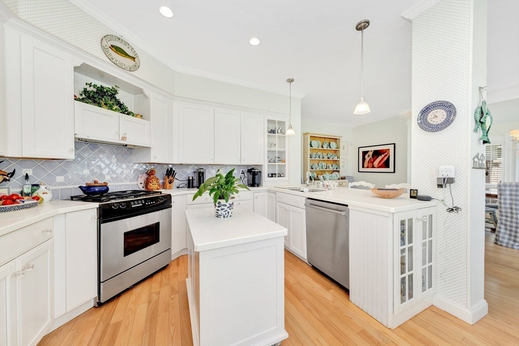 Gloucester, Massachusetts, 01930, United States, 4 Bedrooms Bedrooms, ,3 BathroomsBathrooms,Residential,Active,1929470