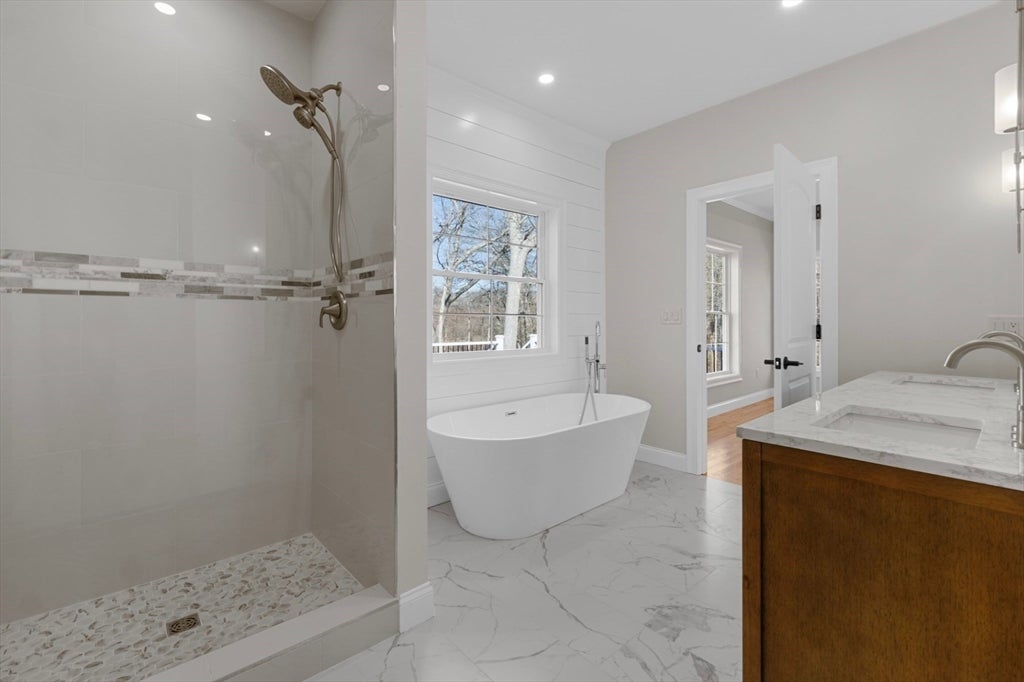 Dartmouth, Massachusetts, 02748, United States, 5 Bedrooms Bedrooms, ,4 BathroomsBathrooms,Residential,Active,1997881