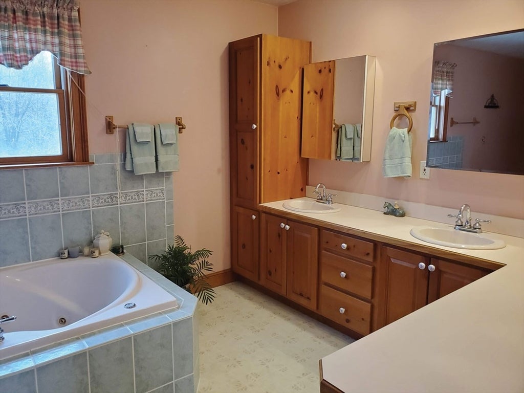 Westborough, Massachusetts, 01581, United States, 6 Bedrooms Bedrooms, ,3 BathroomsBathrooms,Residential,Active,1992250