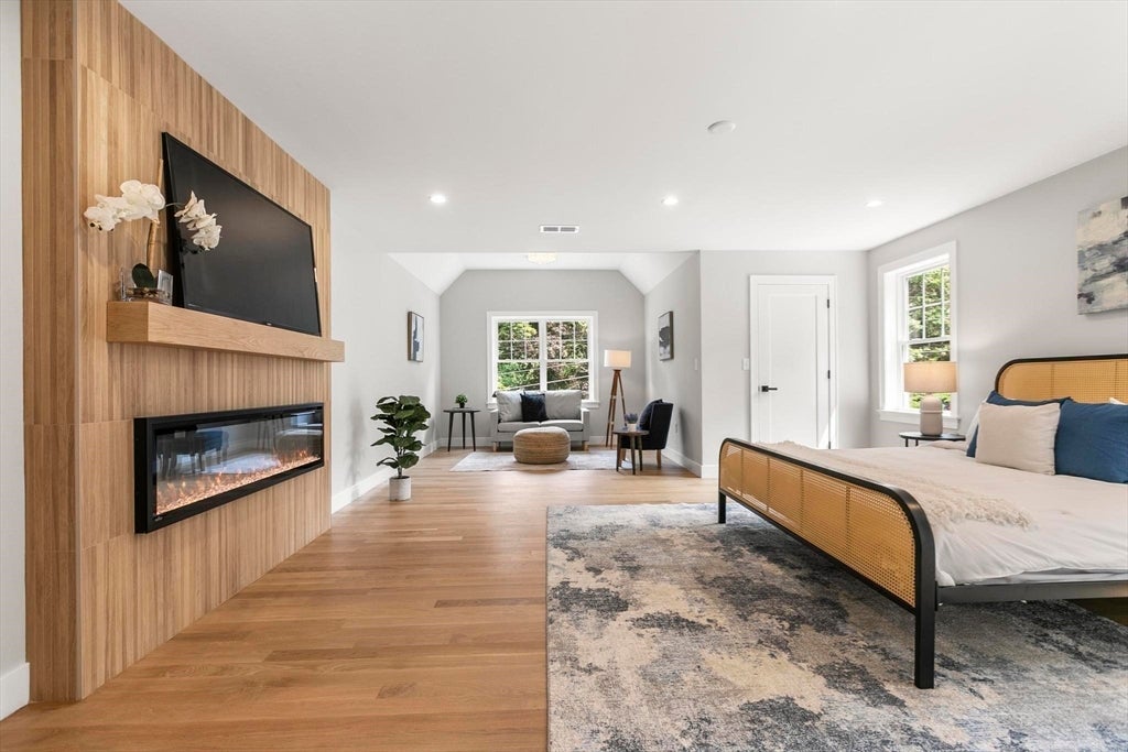 Burlington, Massachusetts, 01803, United States, 5 Bedrooms Bedrooms, ,5 BathroomsBathrooms,Residential,Active,1909077