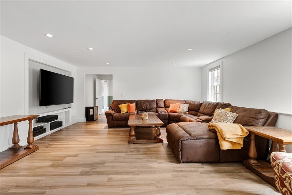 Revere, Massachusetts, 02151, United States, 5 Bedrooms Bedrooms, ,4 BathroomsBathrooms,Residential,Active,1927654