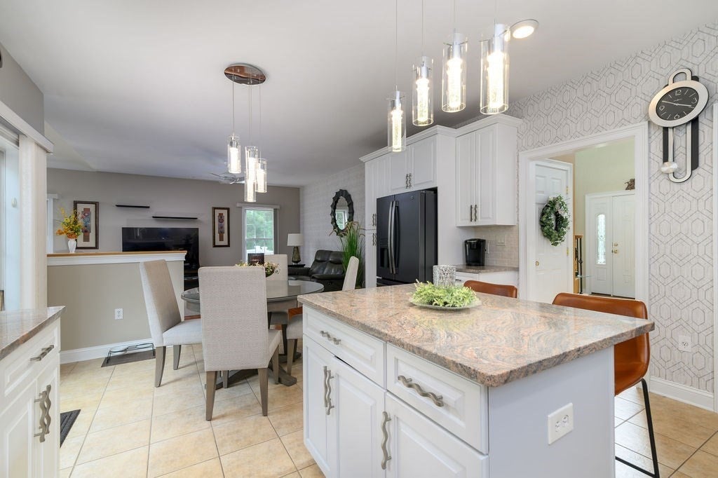 Raynham, Massachusetts, 02767, United States, 6 Bedrooms Bedrooms, ,4 BathroomsBathrooms,Residential,Active,1934792