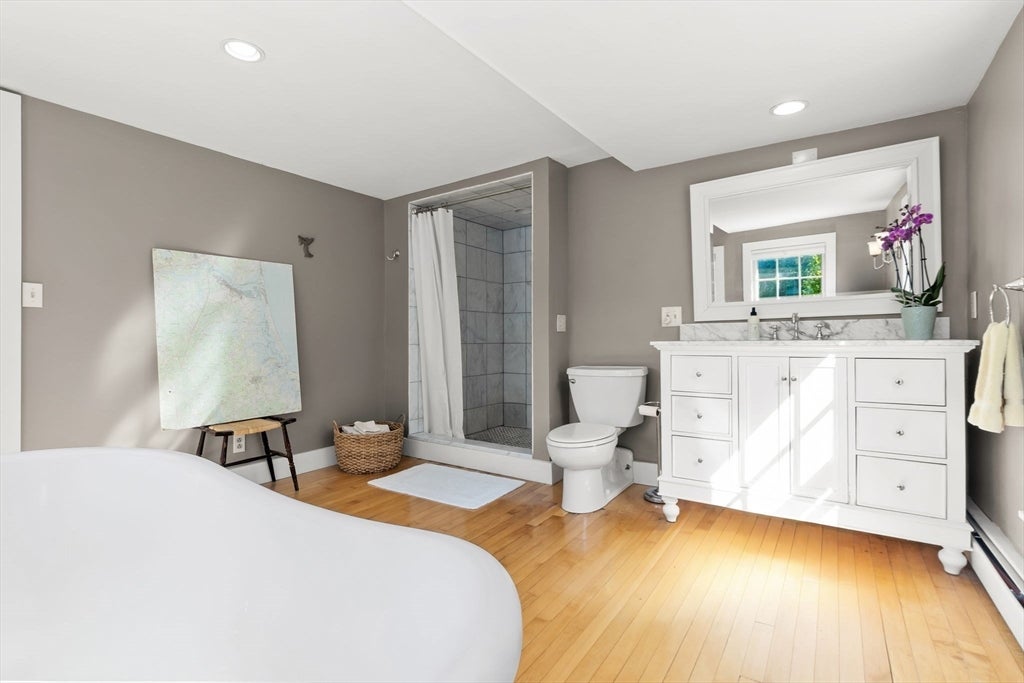 Amesbury, Massachusetts, 01913, United States, 3 Bedrooms Bedrooms, ,3 BathroomsBathrooms,Residential,Active,1929678