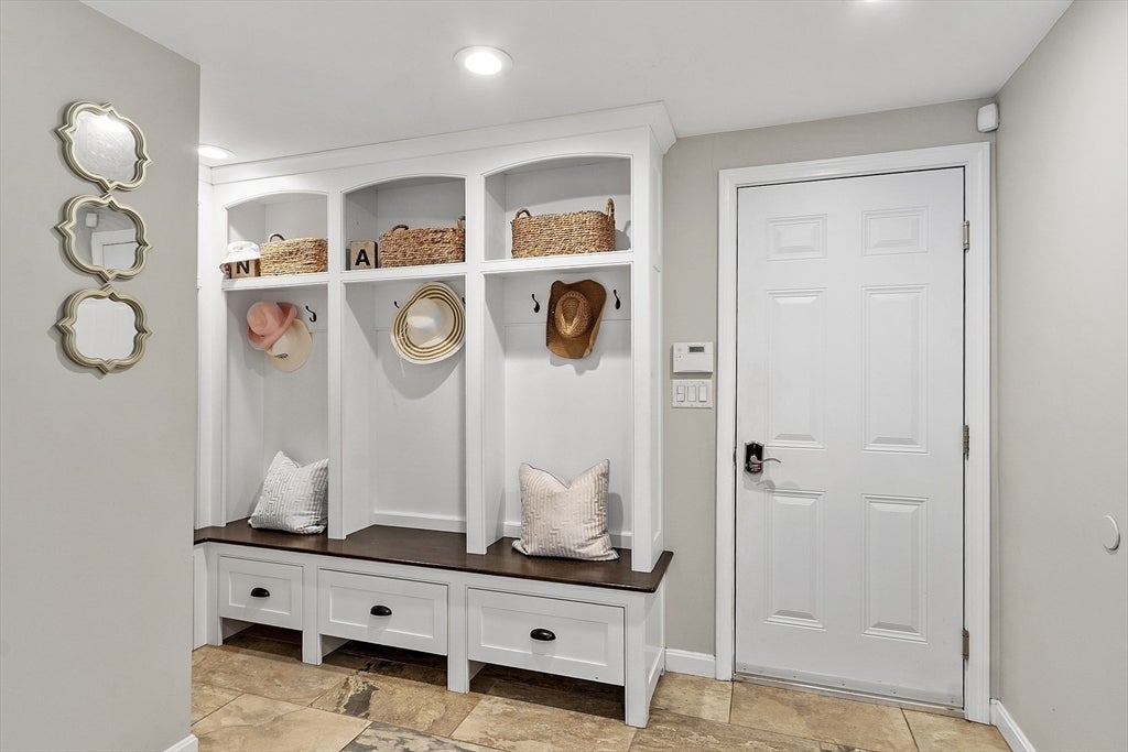 Middleton, Massachusetts, 01949, United States, 4 Bedrooms Bedrooms, ,4 BathroomsBathrooms,Residential,Active,1941131