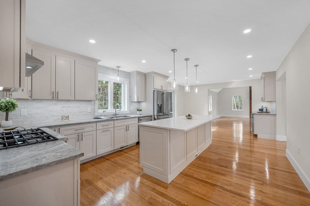 Wilmington, Massachusetts, 01887, United States, 4 Bedrooms Bedrooms, ,3 BathroomsBathrooms,Residential,Active,2043113