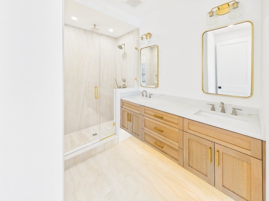 Boston, Massachusetts, 02127, United States, 4 Bedrooms Bedrooms, ,4 BathroomsBathrooms,Residential,Active,2043287