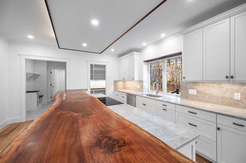 Hopkinton, Massachusetts, 01748, United States, 5 Bedrooms Bedrooms, ,6 BathroomsBathrooms,Residential,Active,1990661